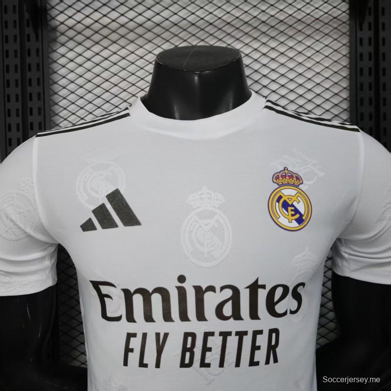 إصدار اللاعب 25/26 قميص ريال مدريد أبيض بنقشة شعار ملكي منقوش عليه شعار ملكي