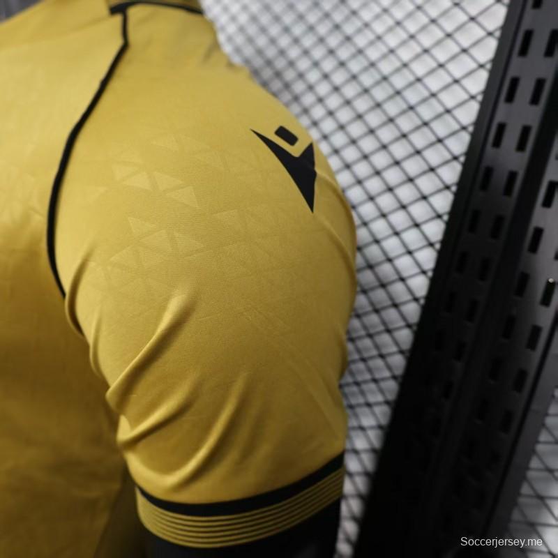 إصدار اللاعب 25/26 قميص كريستال بالاس الأصفر خارج الملعب