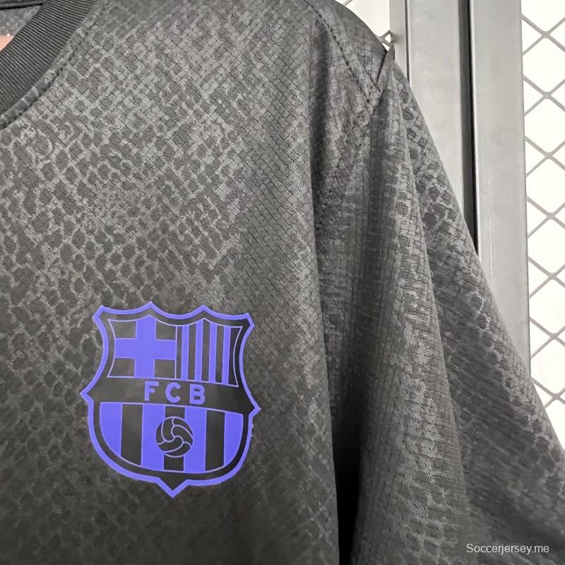 2025/26 قميص برشلونة إكس كوبي براينت قبل المباراة خارج الملعب