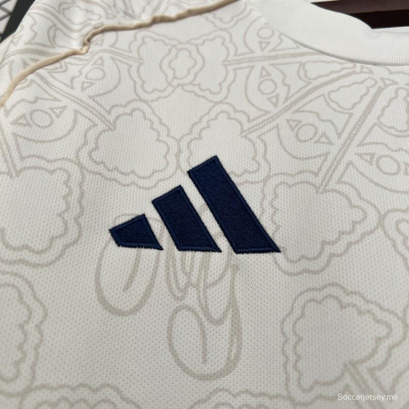 25/26 قميص فريق نوتنجهام فورست خارج الملعب