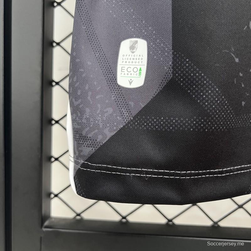 25/26 قميص نادي فيتوريا غيمارايش خارج ملعبه