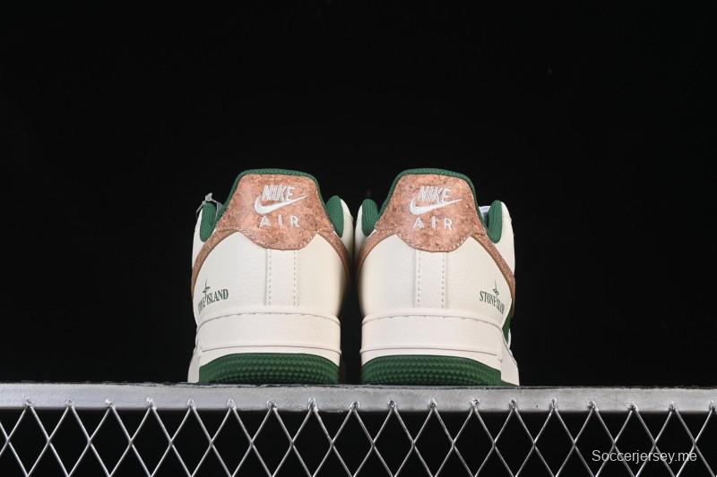 حذاء نايك اير فورس 1 '07 منخفض من نايك ستون آيلاند تعاون ستون آيلاند باللون البيج والأخضر المزين بالزهور - JP8028-010