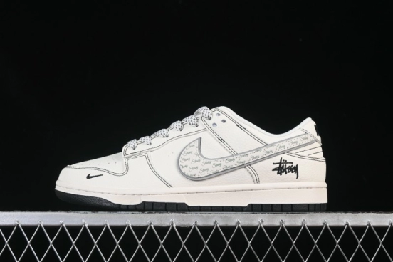 حذاء تزلج نايك SB Dunk Dunk Low Stussy Collaboration باللون البيج الأسود الرمادي الرمادي الفضي - HH7518-097
