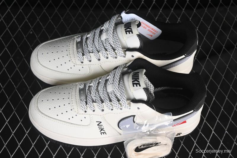 حذاء نايك اير فورس 1'07 المنخفض من نايك اير فورس 1'07 بيج رمادي أسود بحروف سوداء - JS8028-018