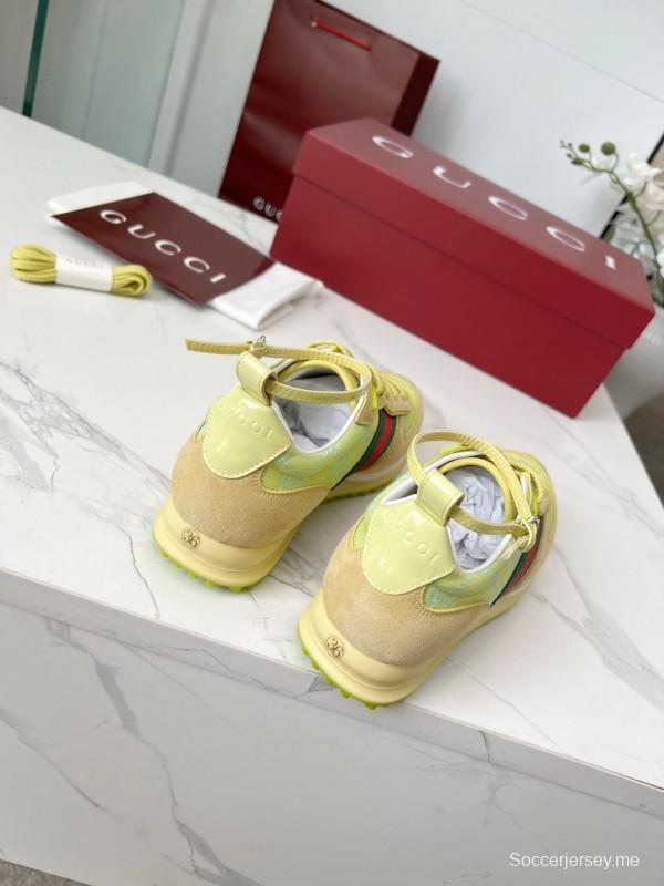 حذاء كاجوال نسائي من غوتشي بطبعة GG سوبريم وتفاصيل معدنية على شكل حصان - AS00330