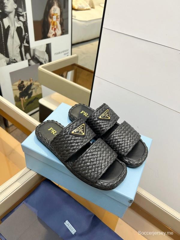 صنادل برادا 2025 من برادا صندل منسوج يدويًا من الرافيا مفتوح من الأمام - KFY00260