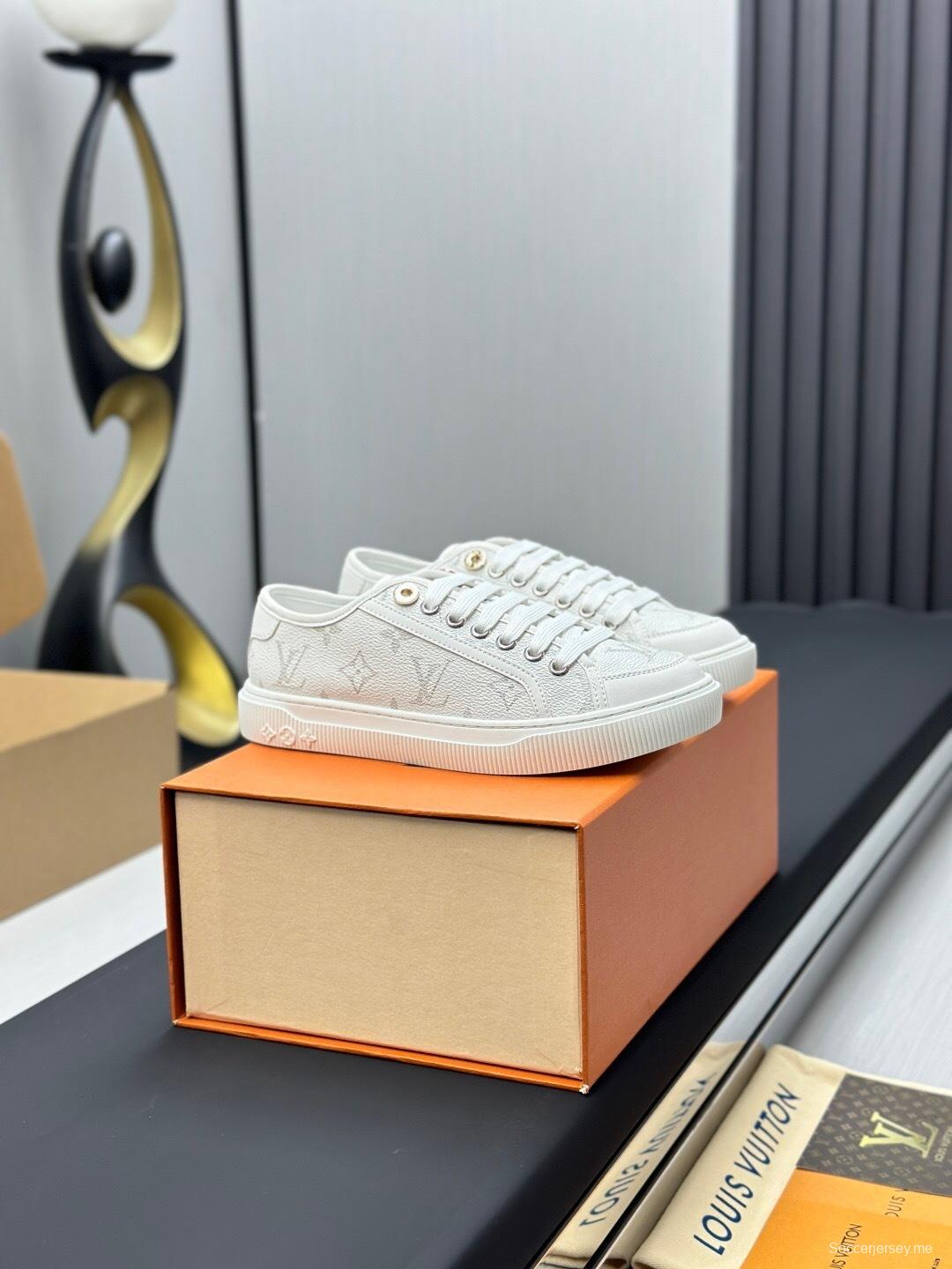 حذاء رياضي أبيض كاجوال بطبعة حيوانات من سلسلة تايم أوت من لويس فويتون - AS00260