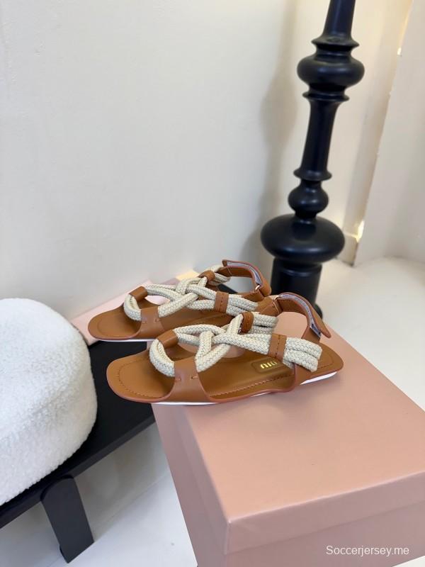 ميو 2025 صندل منسوج من الجوت في أسبوع الموضة لربيع وصيف 2025 - KFY00330