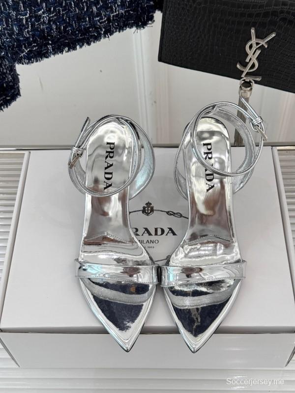 برادا 2025 صندل بكعب عالٍ مدبب من الأمام مع إبزيم مثلث - KFY00280