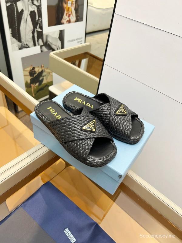 صندل بحزام متقاطع منسوج يدويًا من برادا 2025 من الرافيا 2025 - KFY00260