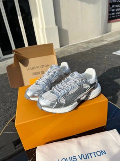 حذاء جري كاجوال من سلسلة أولمبيا من لويس فويتون بنقشة مونوغرام - AS00320