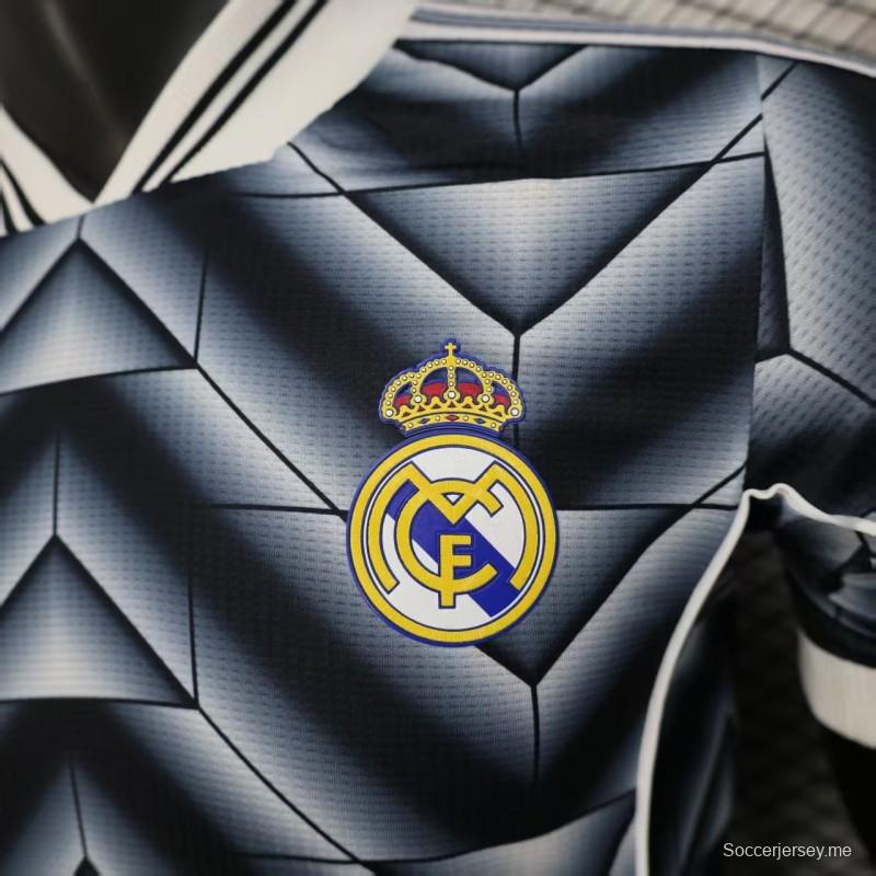 نسخة اللاعب القديمة 1988/89 ريال مدريد الثالثة باللون الأزرق الداكن مع قميص أزرق داكن بنقشة شيفرون هندسية ثلاثية الأبعاد