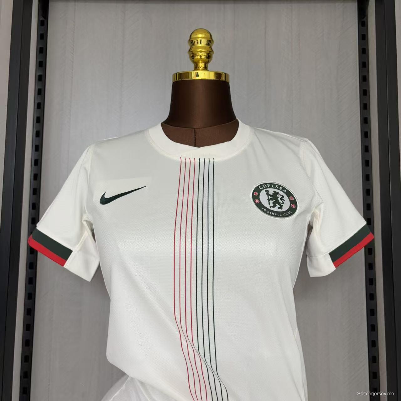 25/26 قميص تشيلسي للسيدات خارج ملعب تشيلسي للسيدات