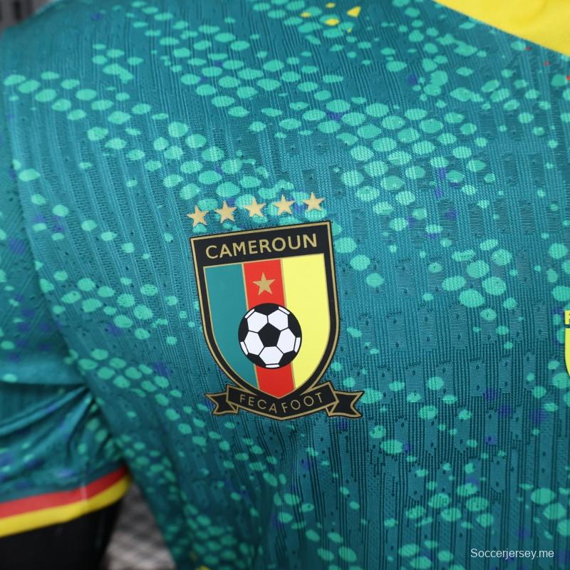 2026 نسخة اللاعب الكاميرون الأخضر مع قميص بنقشة نقاط ملونة