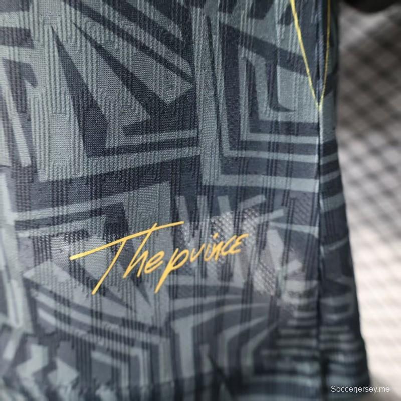 2026 نسخة اللاعبين البرازيلية السوداء مع قميص ذهبي بنمط هندسي قبلي