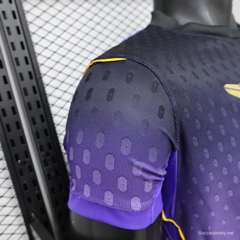 قميص برشلونة الخاص باللاعب، إصدار 26/27، باللون الأرجواني