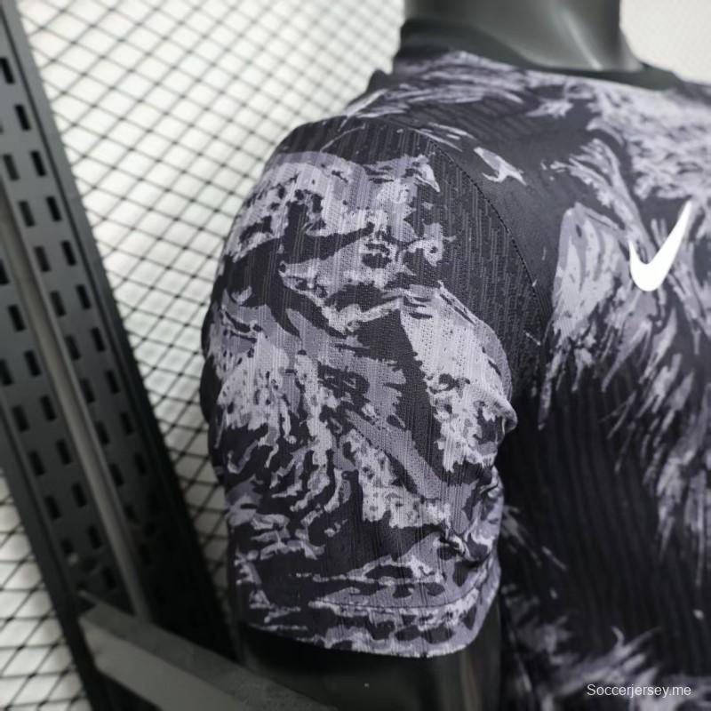 قميص اللاعب الإصدار 2026، إنجلترا، لون كحلي داكن بنمط خطوط الأسد