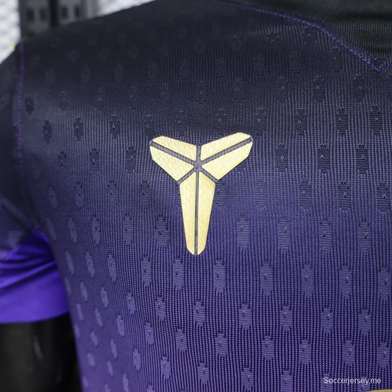 قميص برشلونة الخاص باللاعب، إصدار 26/27، باللون الأرجواني