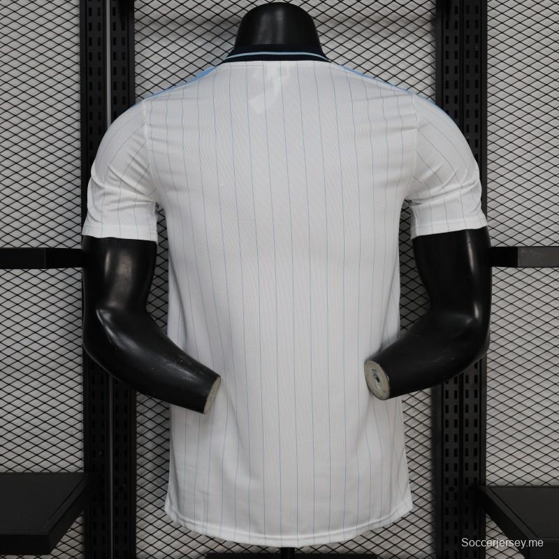 قميص اللاعب الإصدار 2026 الأرجنتيني الأبيض المزود بشعار "Terrace"