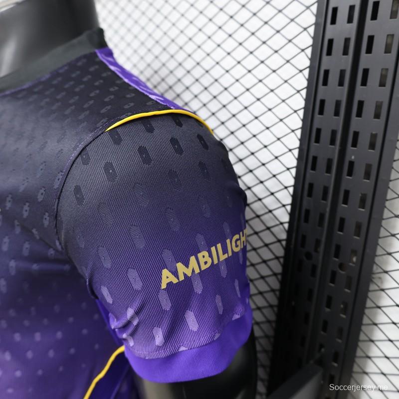 قميص برشلونة الخاص باللاعب، إصدار 26/27، باللون الأرجواني