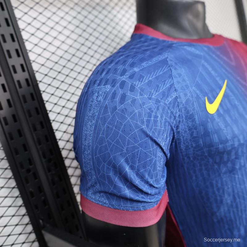 قميص لاعب نسخة 25/26 لفريق برشلونة باللونين الأزرق والبورجوندي بنمط هندسي متدرج