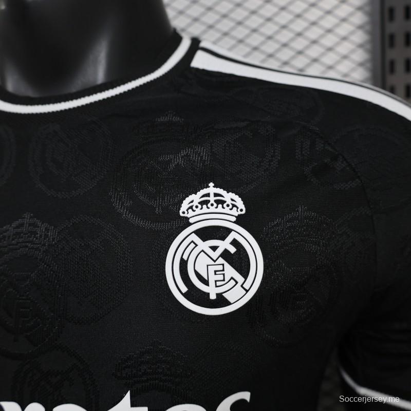 25/26 نسخة اللاعبين ريال مدريد أسود مع شعار خفيف على القميص
