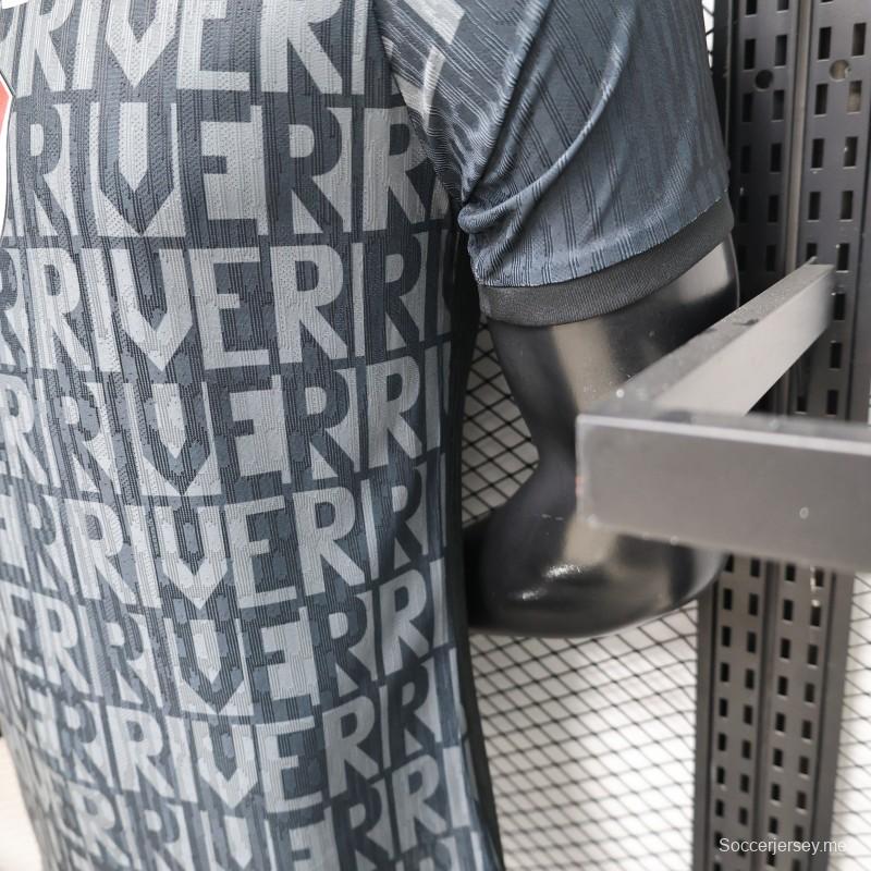 قميص اللاعب رقم 26/27 الخاص بنادي ريفر بليت للعب خارج أرضه باللون الأسود مع طباعة حروف على كامل القميص