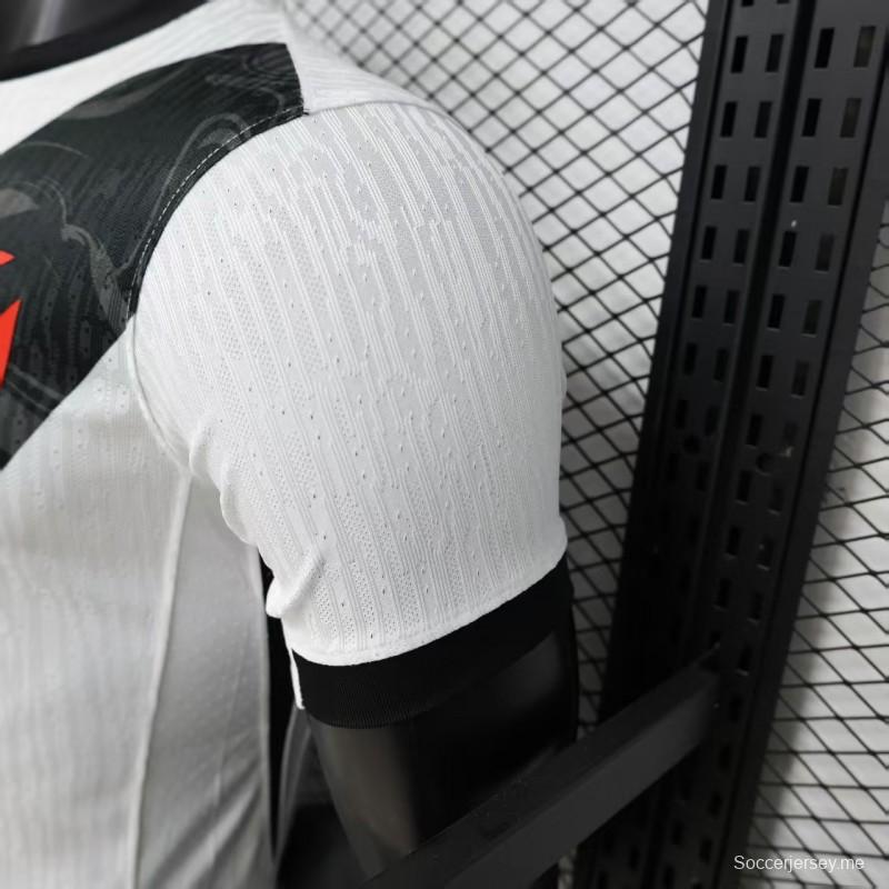 قميص اللاعب رقم 26/27 لفريق فاسكو دا جاما (الزي الخارجي) باللون الأبيض مع شريط مائل باللون الأسود