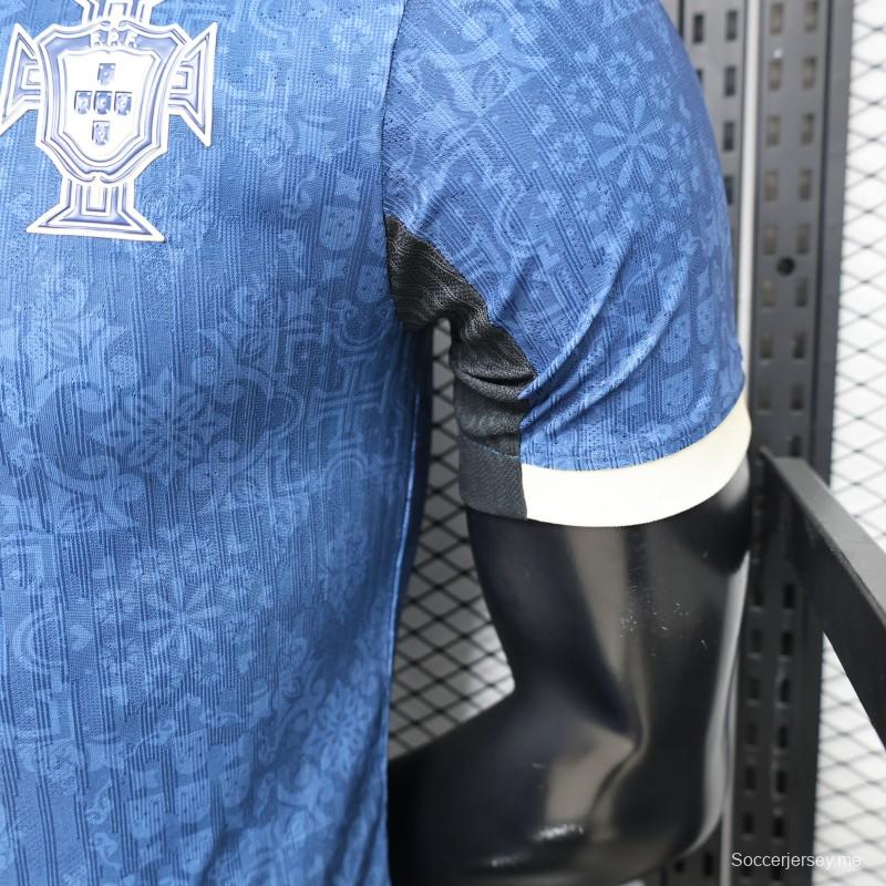 قميص اللاعب الإصدار 2027 للمنتخب البرتغالي خارج أرضه باللون الأزرق بنمط الجاكار