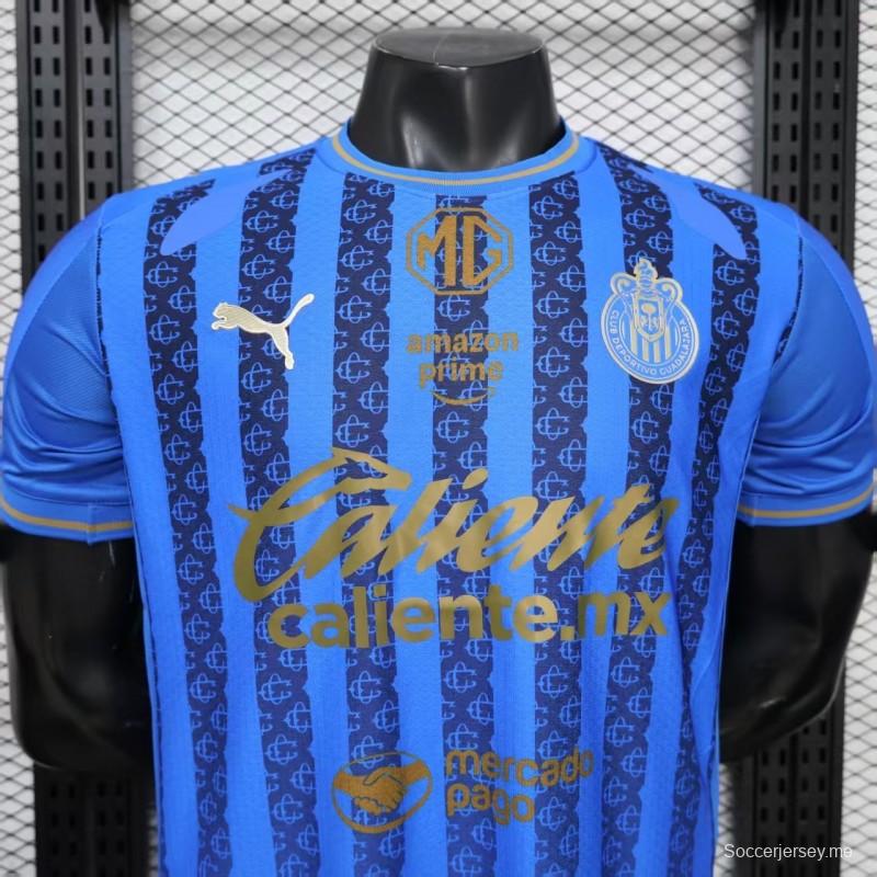 قميص اللاعب رقم 26/27 لفريق تشيفاس غوادالاخارا (قميص خارجي أزرق بنمط خطوط داكنة)