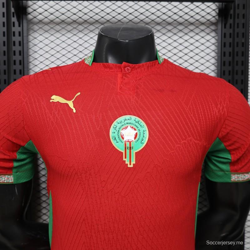 قميص الفريق الأول للمغرب باللونين الأحمر والأخضر، موسم 2026/2027