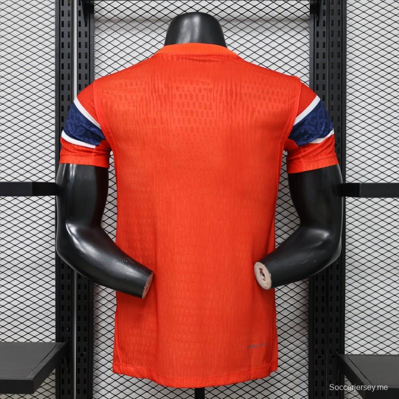 قميص الفريق الأول للاعبين، إصدار 2026، باللونين الأحمر والأزرق مع نمط صليب العلم