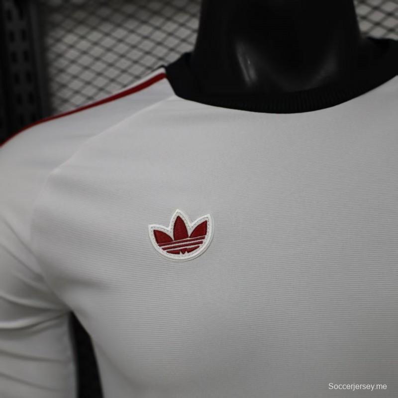 قميص لاعب مانشستر يونايتد للعب خارج أرضه، إصدار 2026، أبيض مع شريط أحمر على الكتف، بأكمام طويلة