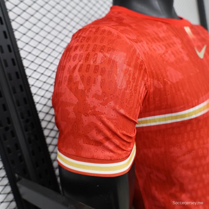 قميص اللاعب الإصدار 2026، قميص إنجلترا خارج أرضها باللون الأحمر مع شعار الأسد الذهبي، إصدار خاص