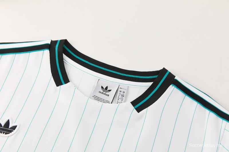 26/27  قميص ليفربول أبيض بأكمام قصيرة + شورت كرة قدم