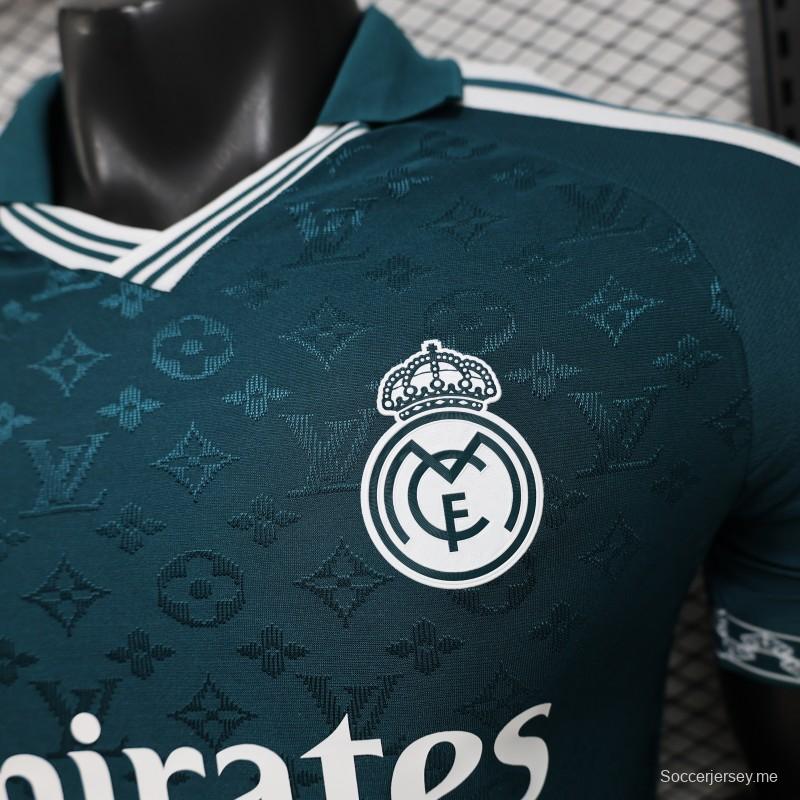 قميص اللاعب الإصدار 2026: ريال مدريد × لويس فويتون باللون الأزرق المخضر، بتصميم "LV Monogram" من أديداس، إصدار خاص بالتعاون المشترك