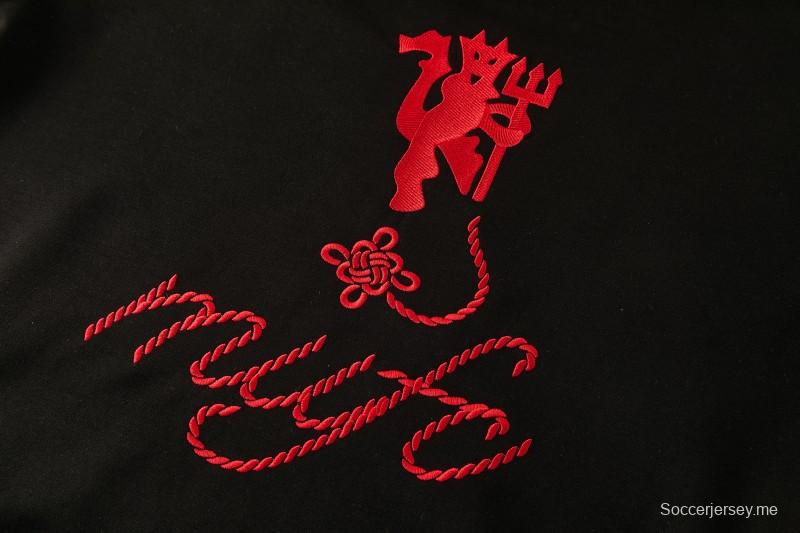 26/27 مانشستر يونايتد - بدلة رياضية سوداء بغطاء رأس وبنطال طويل