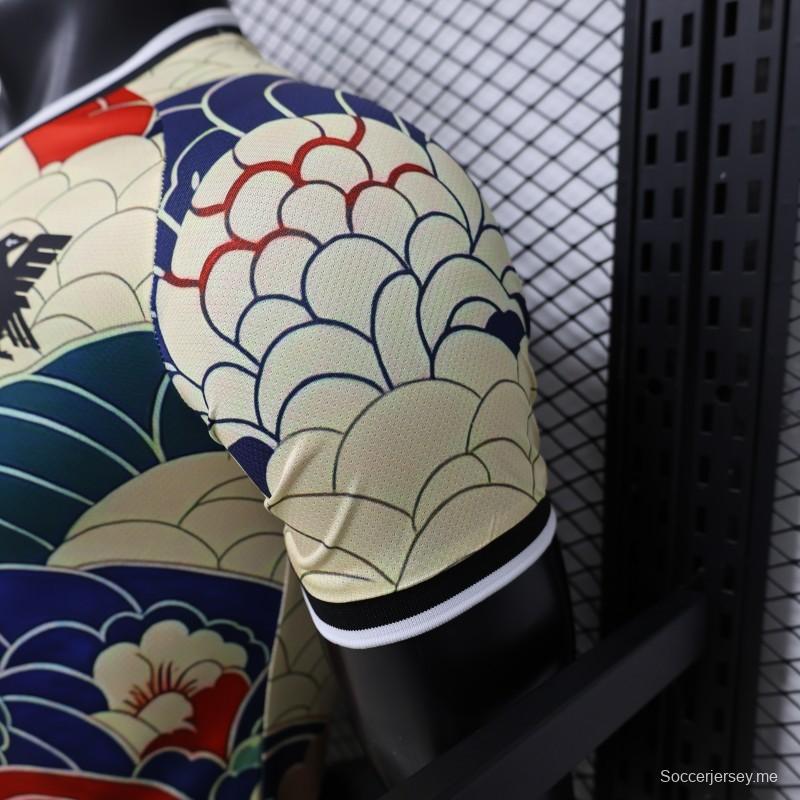 قميص اللاعب الإصدار 2026 باللون الكريمي مع تصميم موجة أوكييو-إي  إصدار خاص من Adidas Originals