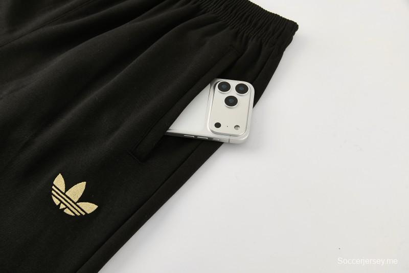 26/27 مانشستر يونايتد - بدلة رياضية سوداء بغطاء رأس وبنطال طويل