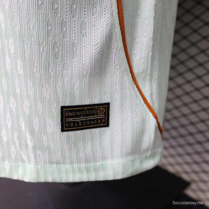 قميص اللاعب ذو الأكمام الطويلة باللون الأخضر الفاتح للعب خارج أرضه، نسخة 26/27، من دار سك العملة الفرنسية