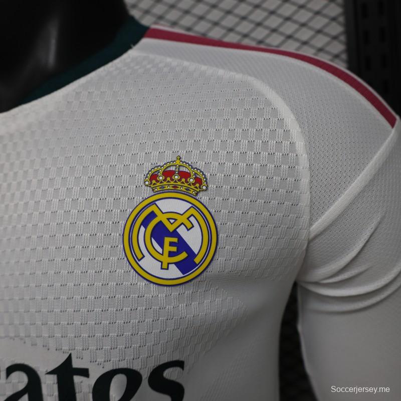 قميص اللاعب رقم 26/27، ريال مدريد، أبيض بخط بورجوندي، قميص المباراة الرئيسية بأكمام طويلة