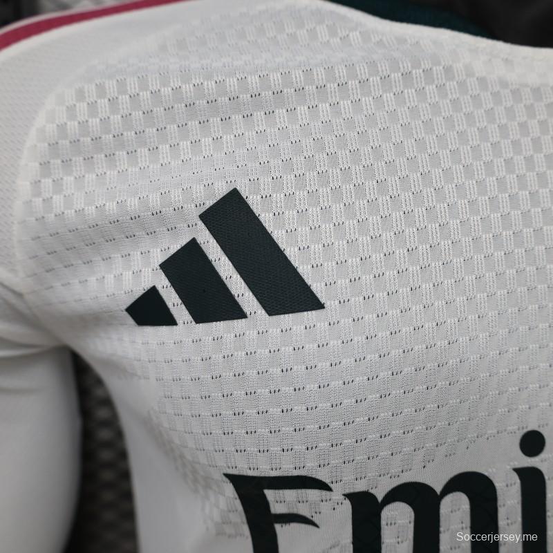 قميص اللاعب رقم 26/27، ريال مدريد، أبيض بخط بورجوندي، قميص المباراة الرئيسية بأكمام طويلة