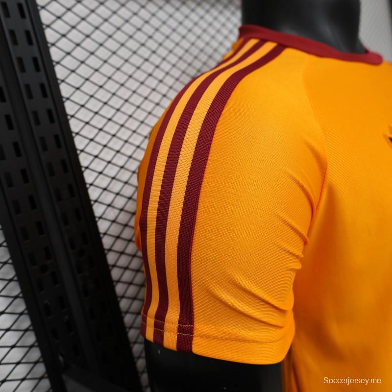 قميص اللاعب الإصدار 26/27، نسخة خاصة باللون البرتقالي من فريق روما بالتعاون مع Adidas Originals