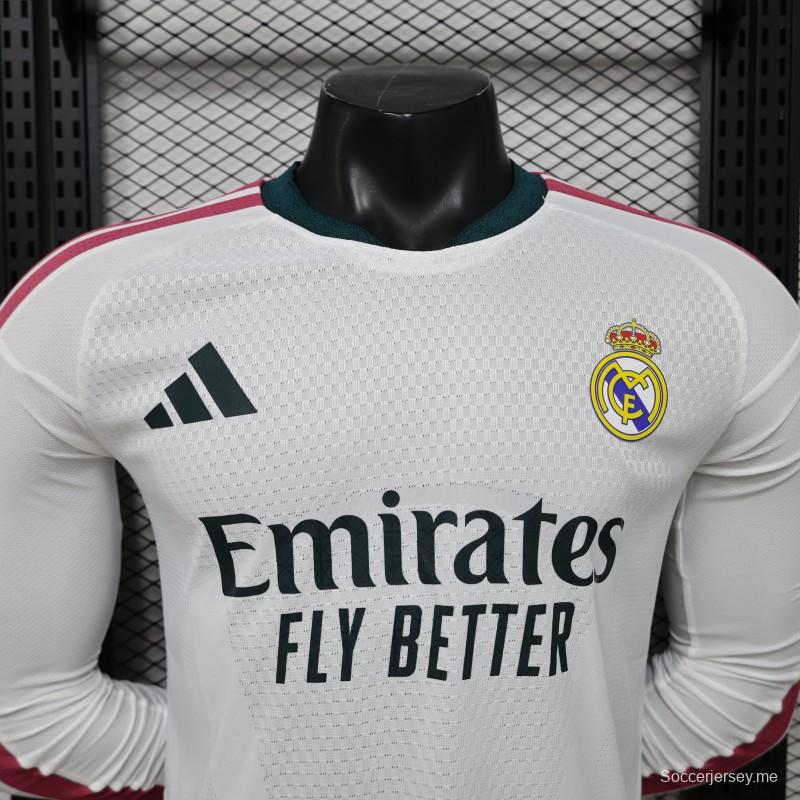 قميص اللاعب رقم 26/27، ريال مدريد، أبيض بخط بورجوندي، قميص المباراة الرئيسية بأكمام طويلة