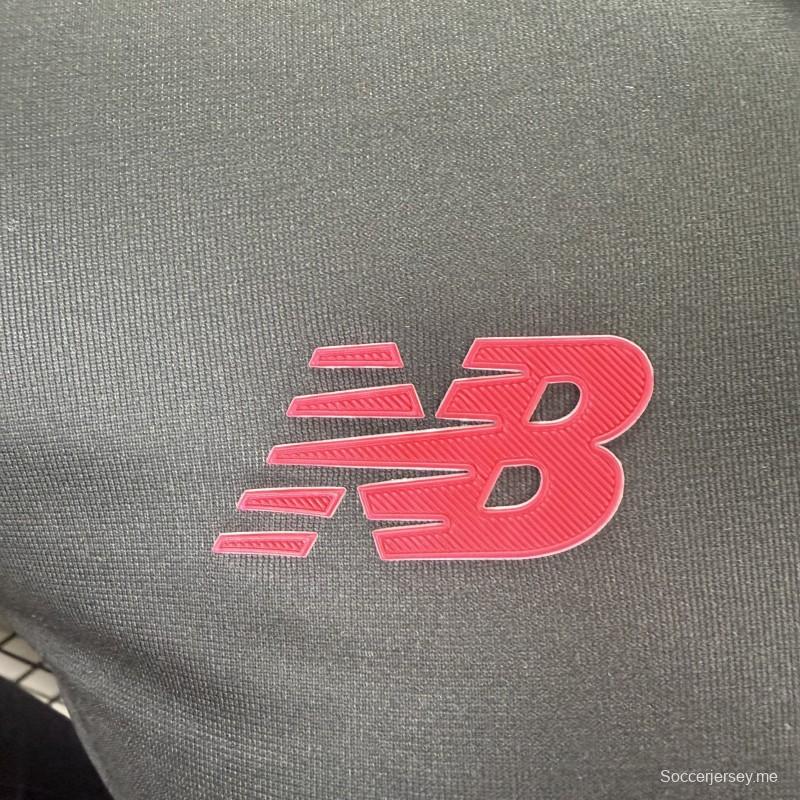 قميص حارس المرمى الأسود ذو الأكمام الطويلة وياقة البولو من نادي ديبورتيفو تولوكا لكرة القدم، إصدار اللاعب 25/26