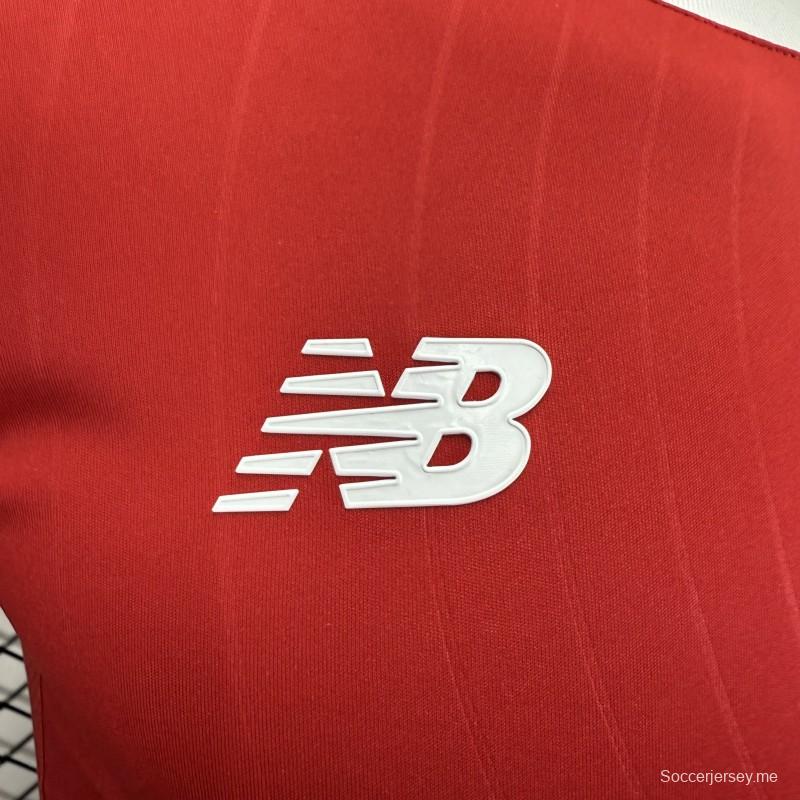 قميص ديبورتيفو تولوكا FC من نيو بالانس للمباريات على أرضه، نسخة اللاعبين 26/27، باللون الأحمر الداكن والأبيض