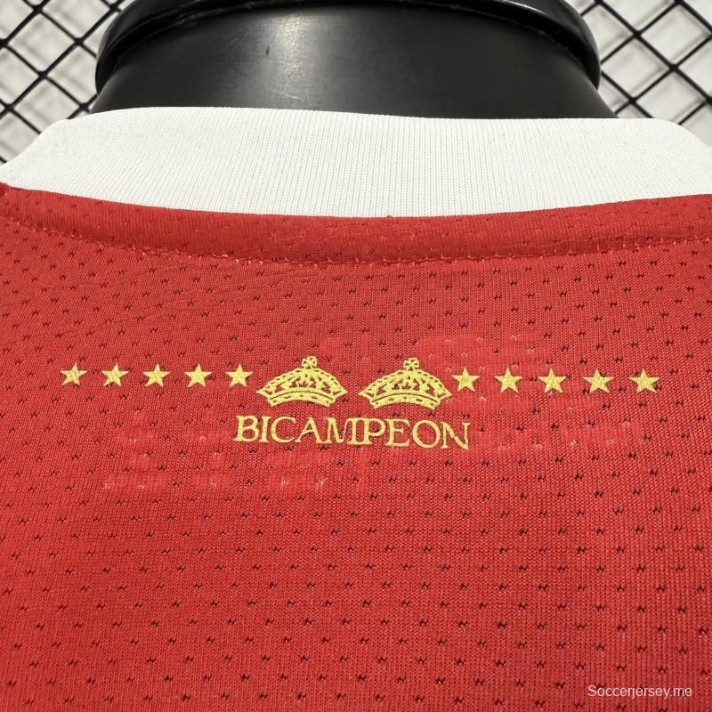 قميص ديبورتيفو تولوكا FC من نيو بالانس للمباريات على أرضه، نسخة اللاعبين 26/27، باللون الأحمر الداكن والأبيض