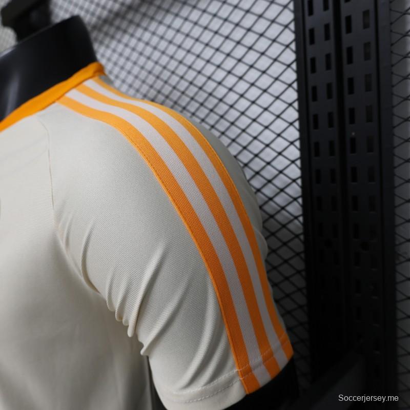 قميص لاعب بايرن ميونيخ طراز 26/27 باللونين الكريمي والأبيض، إصدار كلاسيكي من عام 1990، بأكمام قصيرة