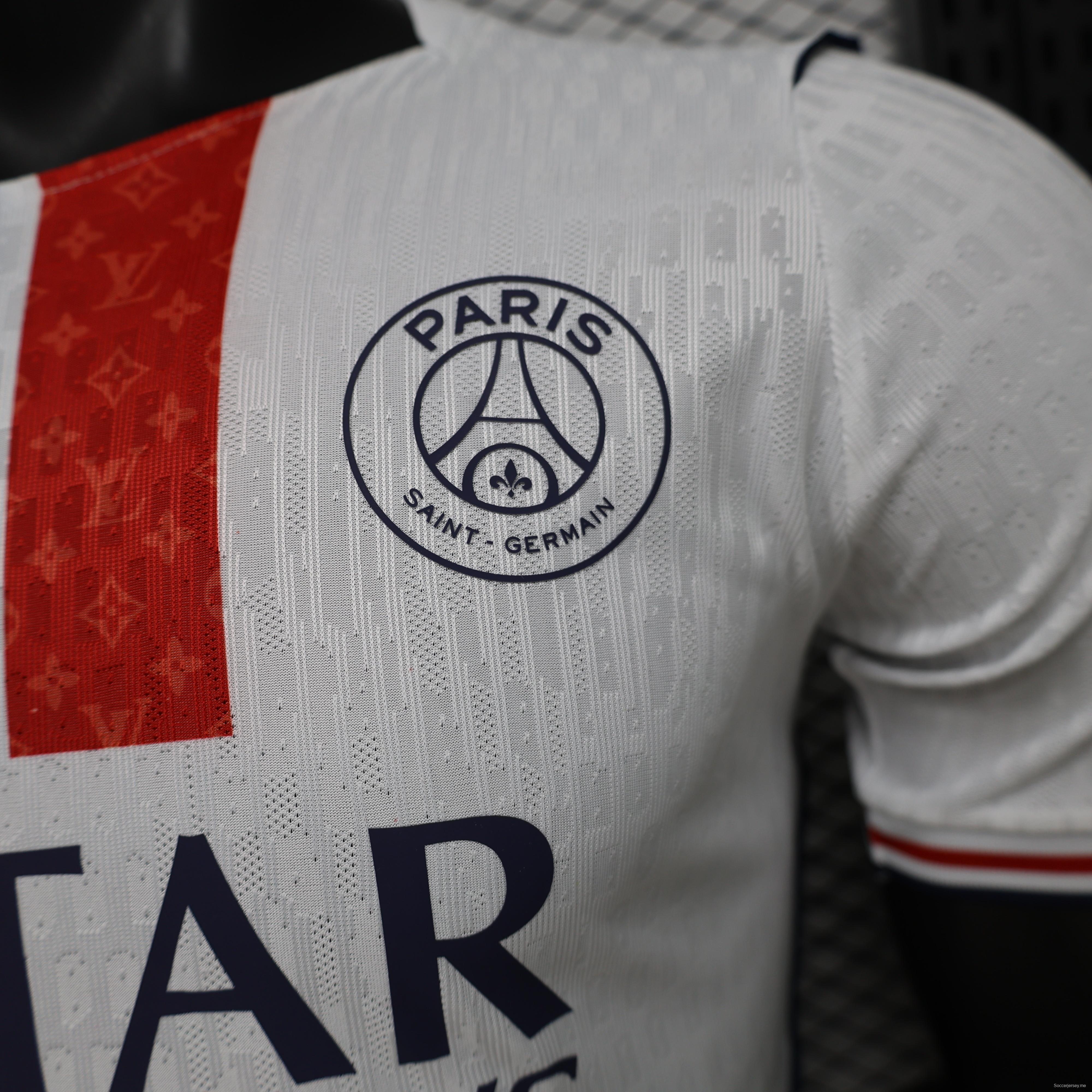 قميص اللاعب الإصدار 26/27 لباريس سان جيرمان خارج أرضه  إصدار خاص باللون الأبيض والأزرق الداكن مع خطوط حمراء