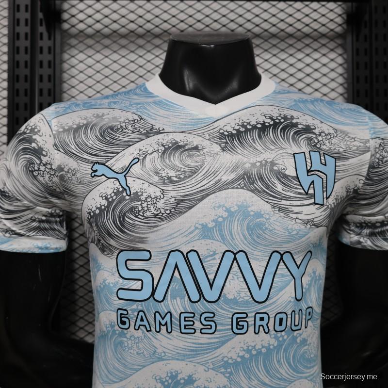 قميص الهلال لكرة القدم، إصدار اللاعبين 26/27، أبيض وأزرق، بنقشة موجة هوكوساي، إصدار خاص للملابس الخارجية
